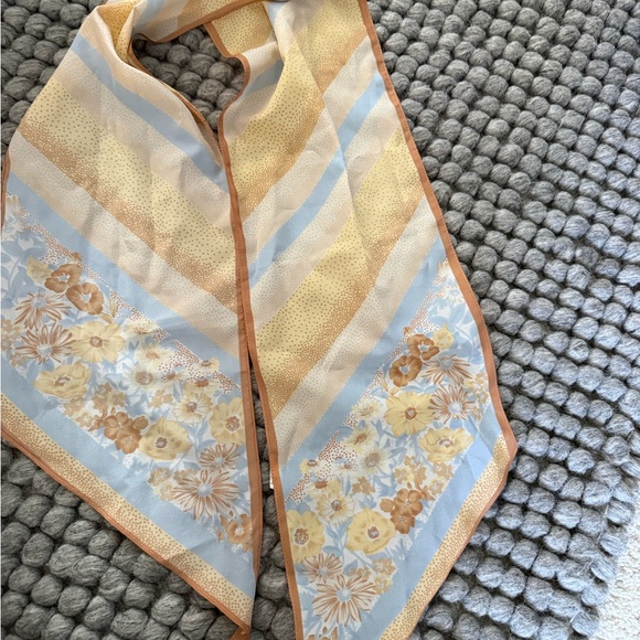 Italian Made Floral Patterned Scarf - Picture 4 of 10